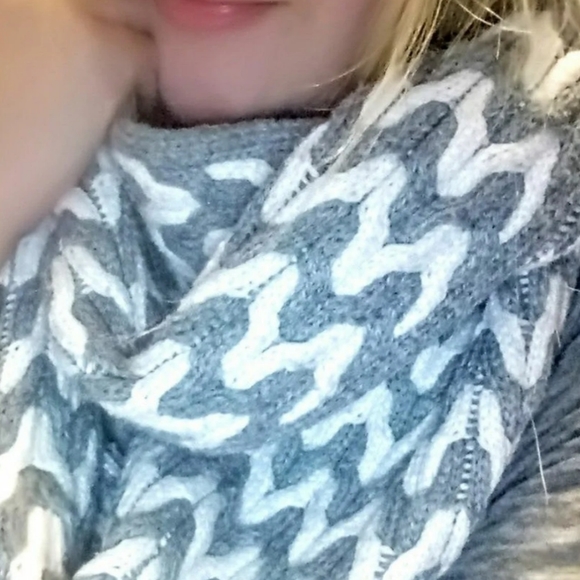 Calvin Klein Gray White Thick Waffle Cable Knit Chevron Stripe Infinity Scarf - Picture 2 of 6